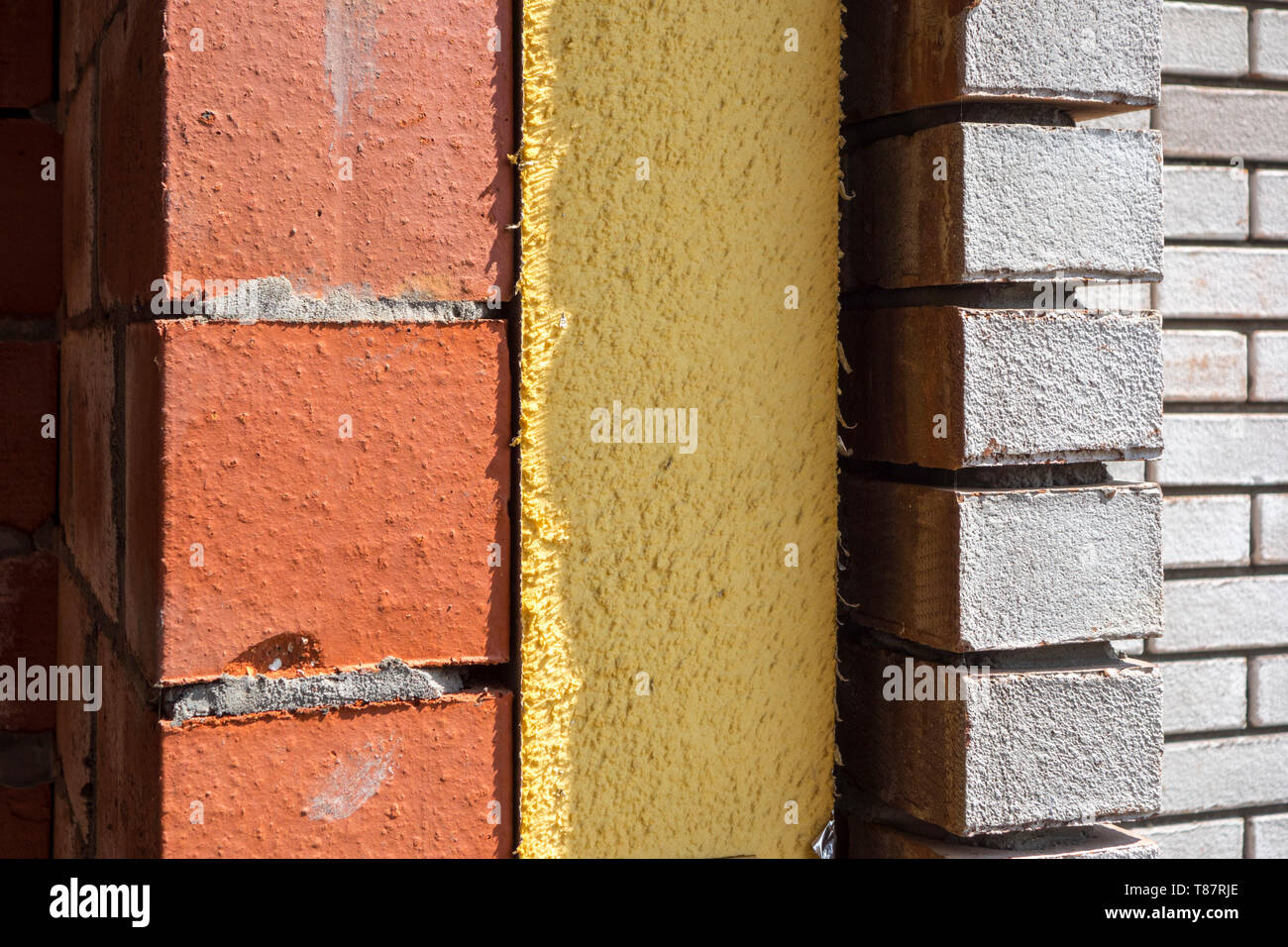 Close up de l'isolation des murs creux équipées dans la maçonnerie des cavités de maison nouvellement construite permet de réduire la perte de chaleur Banque D'Images
