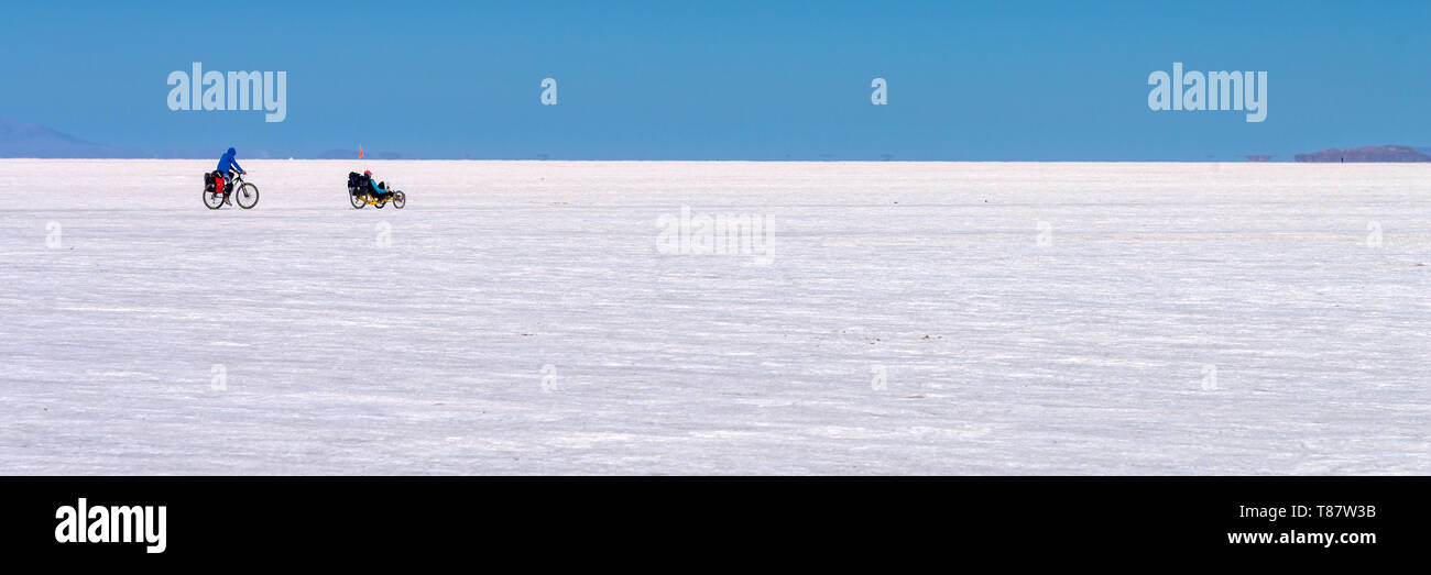 Les cyclistes au Salar de Uyuni (Uyuni), Potosi, Bolivie Banque D'Images