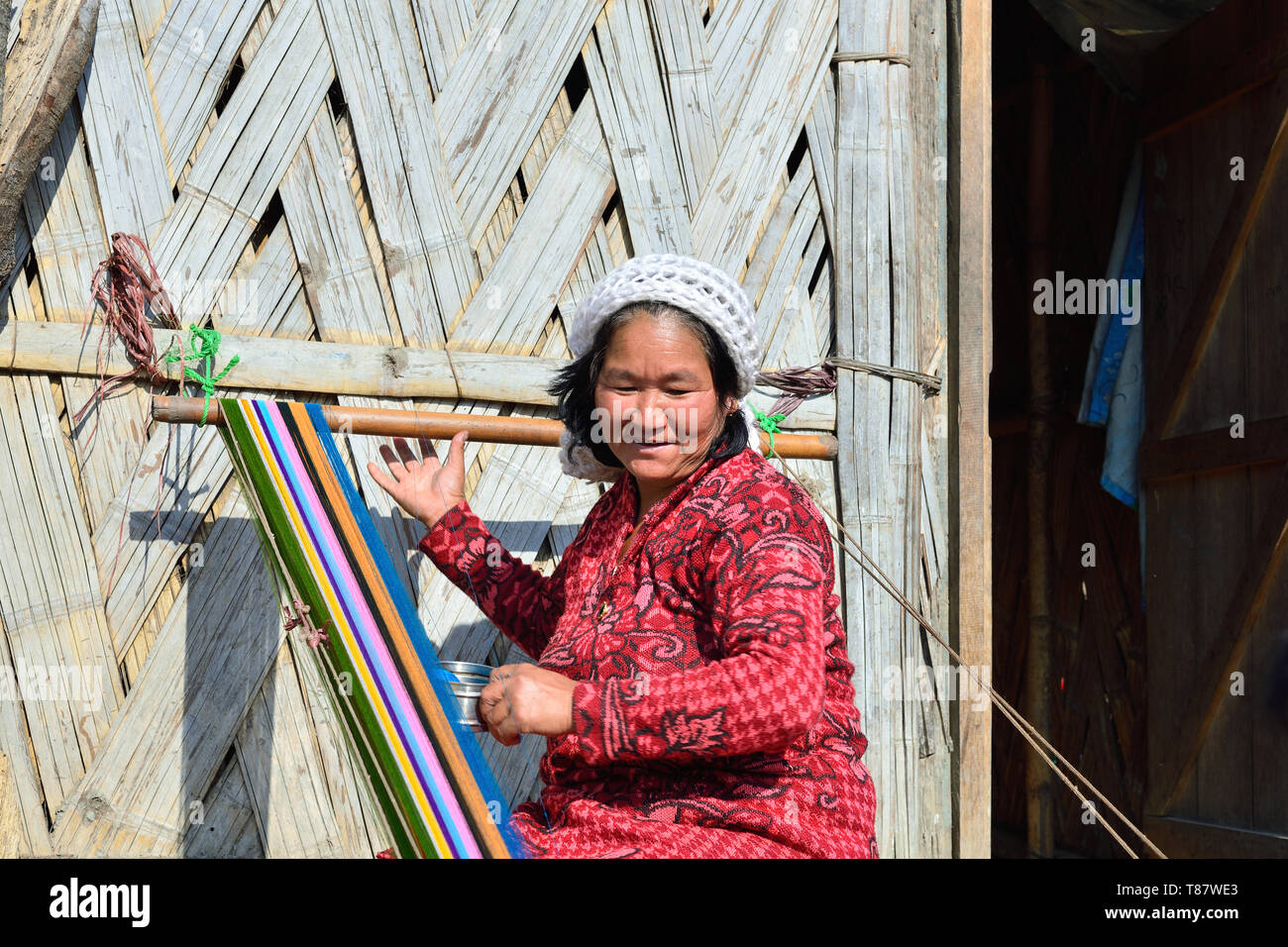 Basar, de l'Arunachal Pradesh, Inde - 10 janvier 2019 Portrait : Tribu Galo femme préparant à tisser pour le tissage de l'écharpe de couleur, dans le contexte de la tradition Banque D'Images