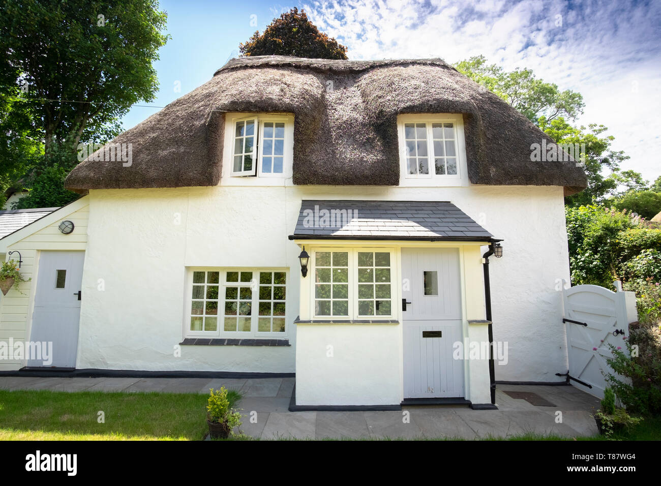 Cottage classique blanc de chaume dans le pittoresque village de chaume de Cockington,Devon, Angleterre, Royaume-Uni Banque D'Images