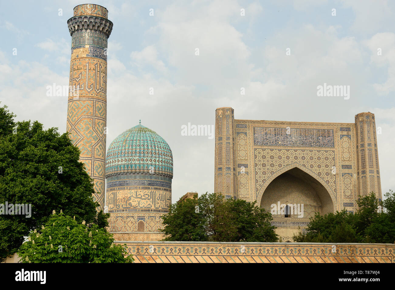 Vue sur la mosquée Bibi-Khanym, l'une des plus grandes mosquées du monde musulman, construit par Timur en 15ème siècle, Samarkand, Ouzbékistan Banque D'Images