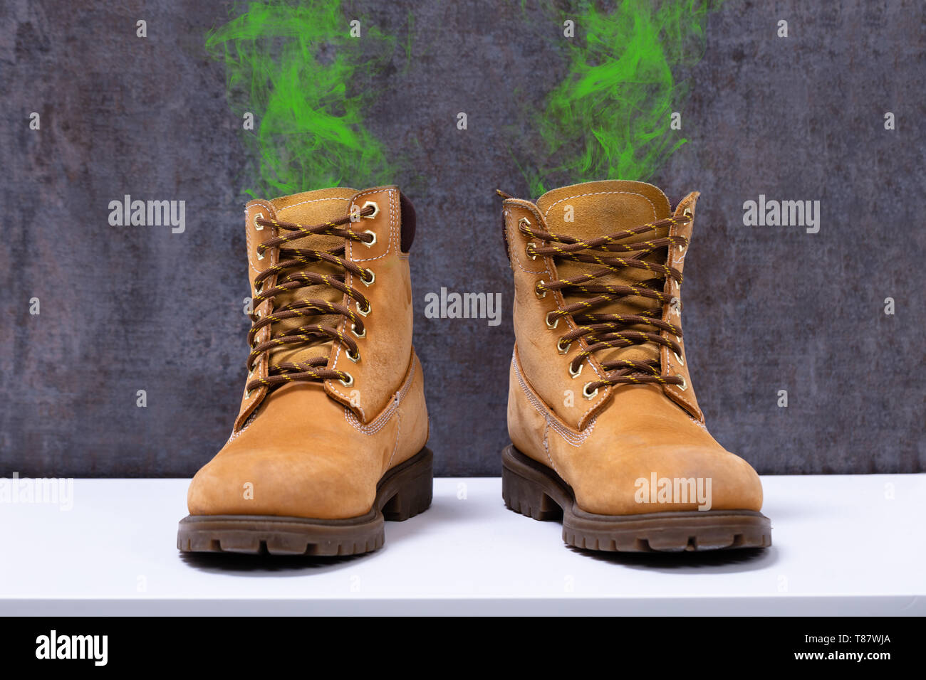 Paire de bottes sales avec une odeur désagréable conservés sur fond blanc  24 Photo Stock - Alamy