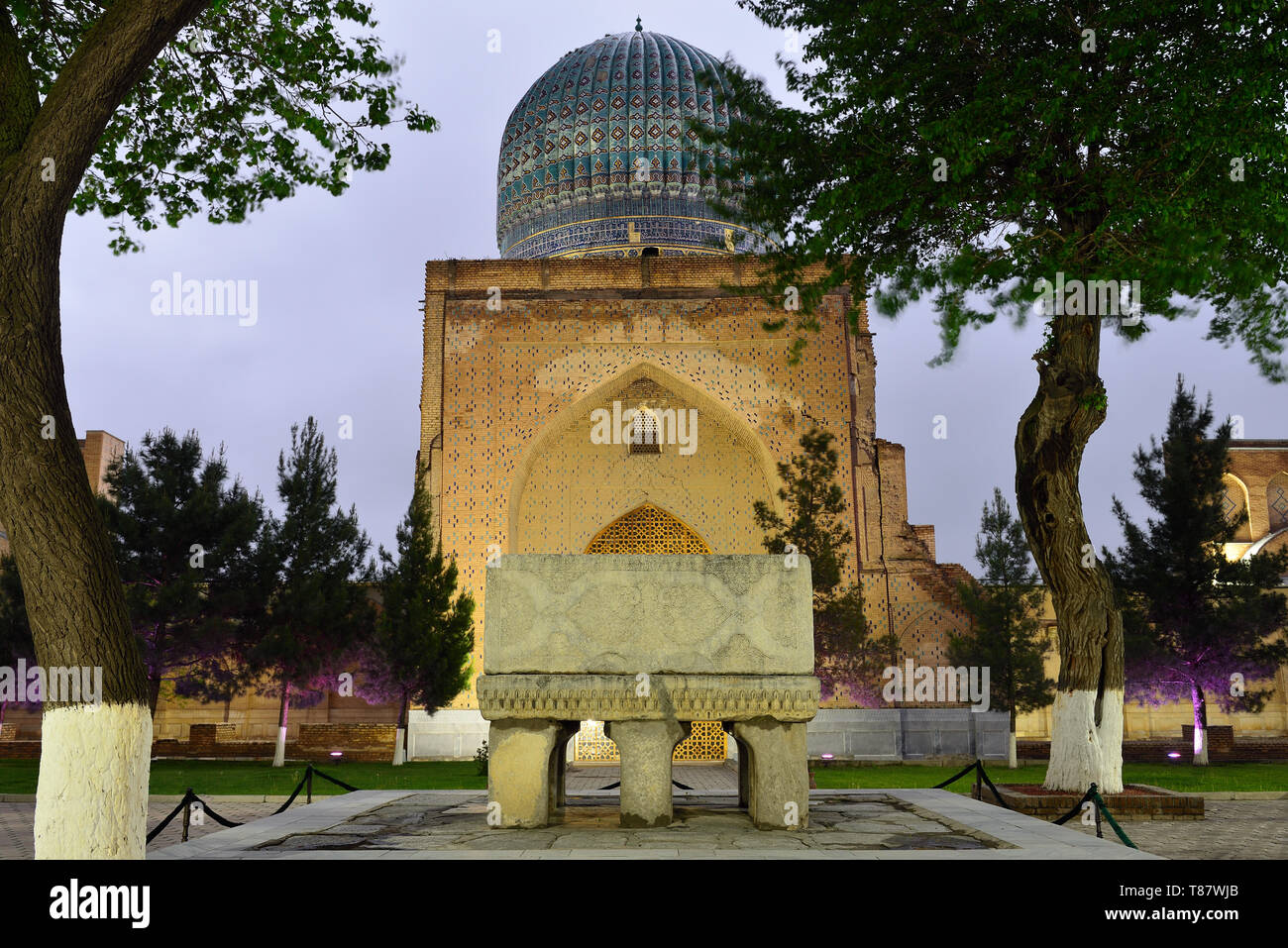 Vue sur le Coran en stand. Mosquée Bibi-Khanym la nuit, l'une des plus grandes mosquées du monde musulman, construit par Timur en 15ème siècle, Samarkand, Uz Banque D'Images
