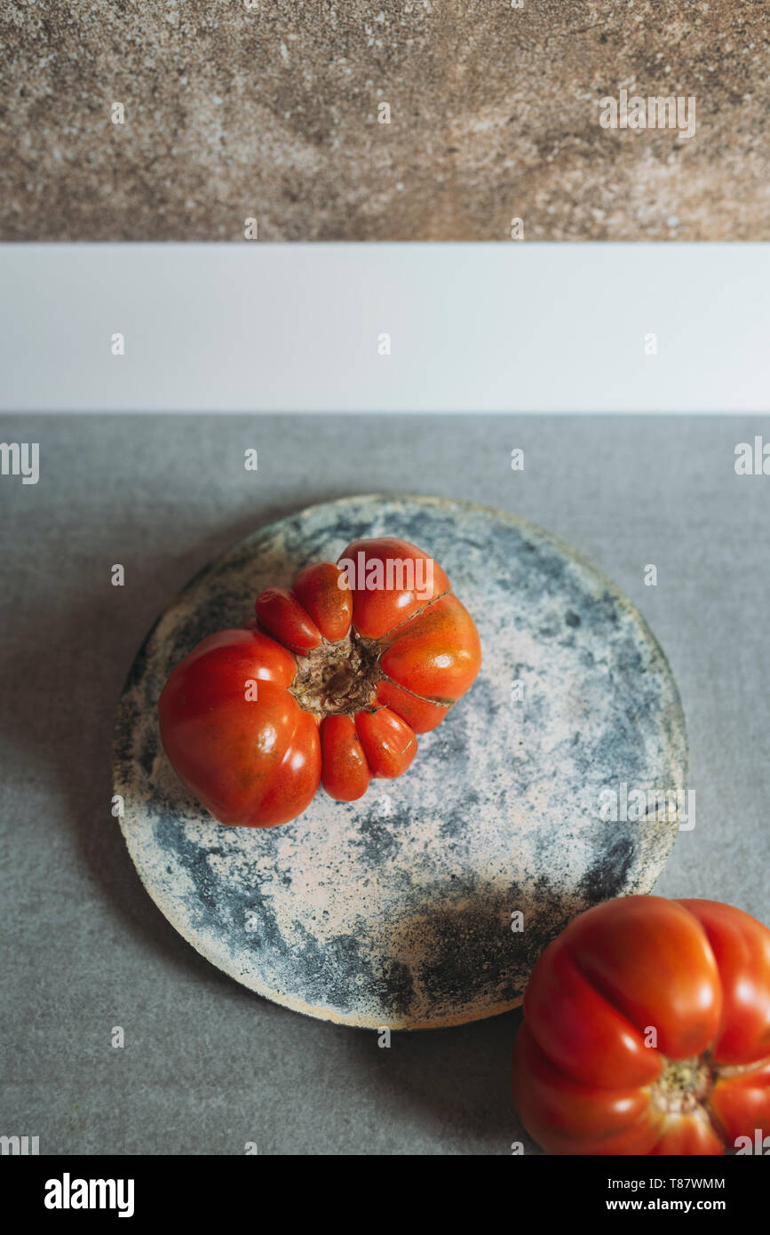 RAF Marmande rouges frais tomates rouges, sur le comptoir de cuisine Banque D'Images