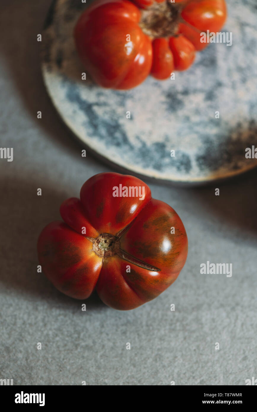 RAF Marmande rouges frais tomates rouges, sur le comptoir de cuisine Banque D'Images