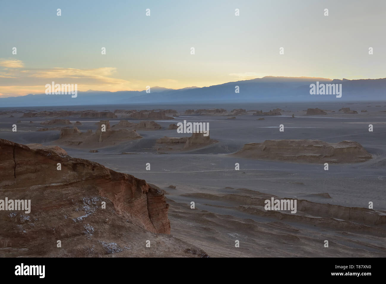 Coucher du soleil sur le désert du Lut - Dasht-e-Lut les plus chauds et plus arides de la planète, localiser près de Kerman, Iran. Banque D'Images