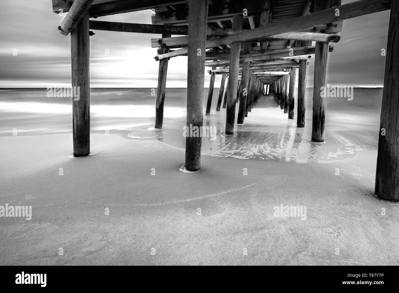 Comme le soleil se lève derrière la jetée de pêche Sandbridge, les vagues crash sous-thèmes : - Point de vue, la paix, la longue exposition, obturation lente, Misty Banque D'Images