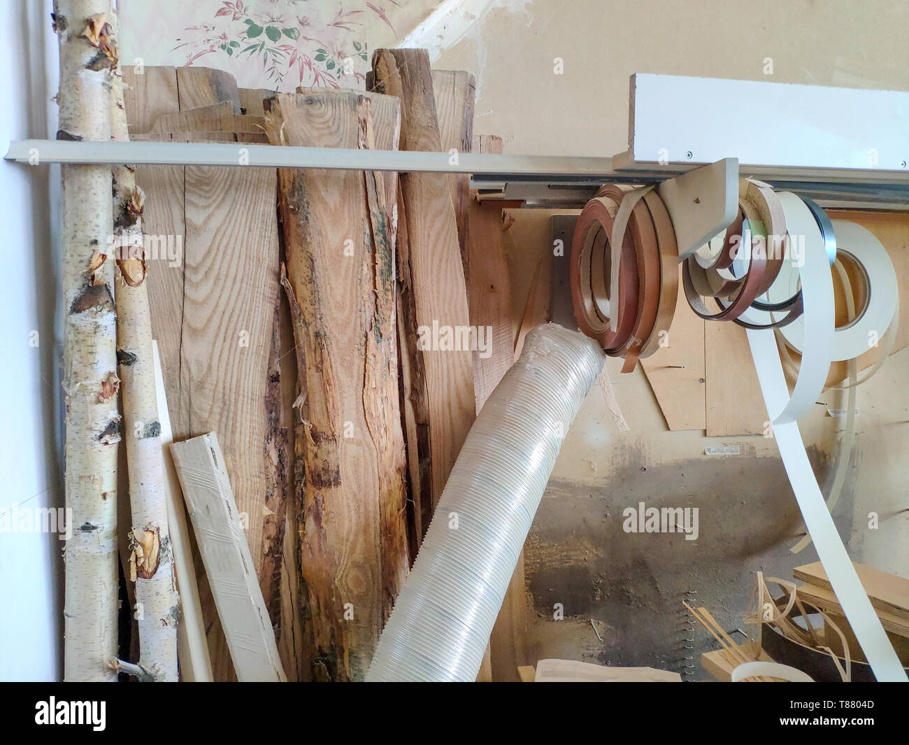 Piliers de bois et de grosses planches par l'atelier de meubles sont prêts à travailler joiner, soft focus Banque D'Images