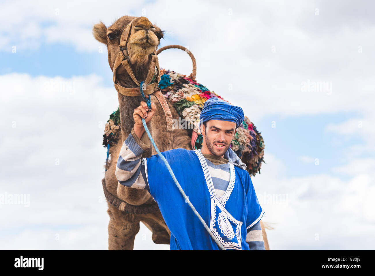 Homme chameau touareg tradition avec Marrakech Maroc Banque D'Images