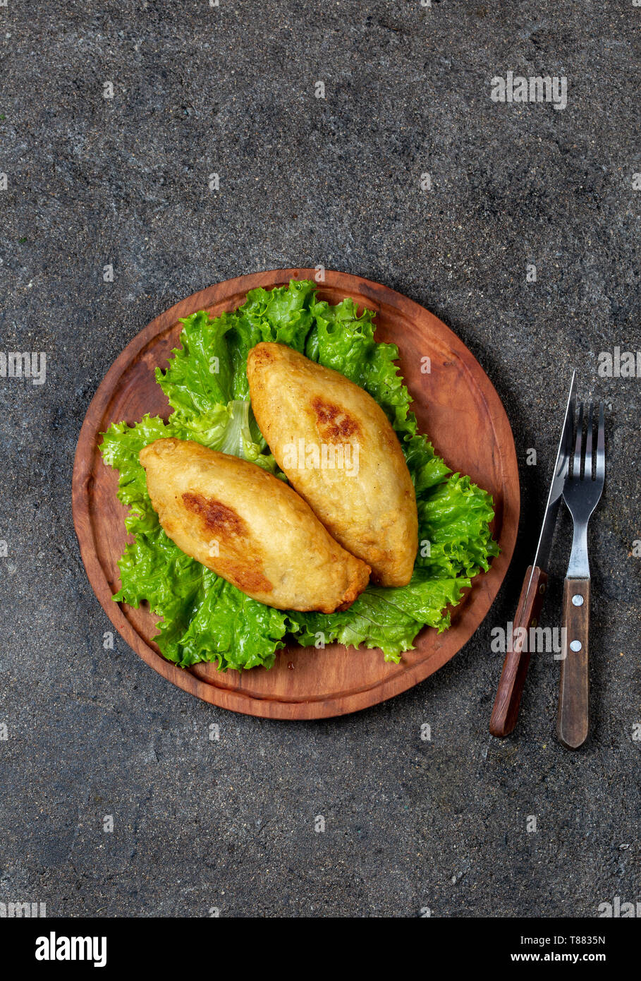 Plat traditionnel du Chili Pérou PAPA RELLENA purée de pommes de terre farcies de viande sur plaque de bois Banque D'Images