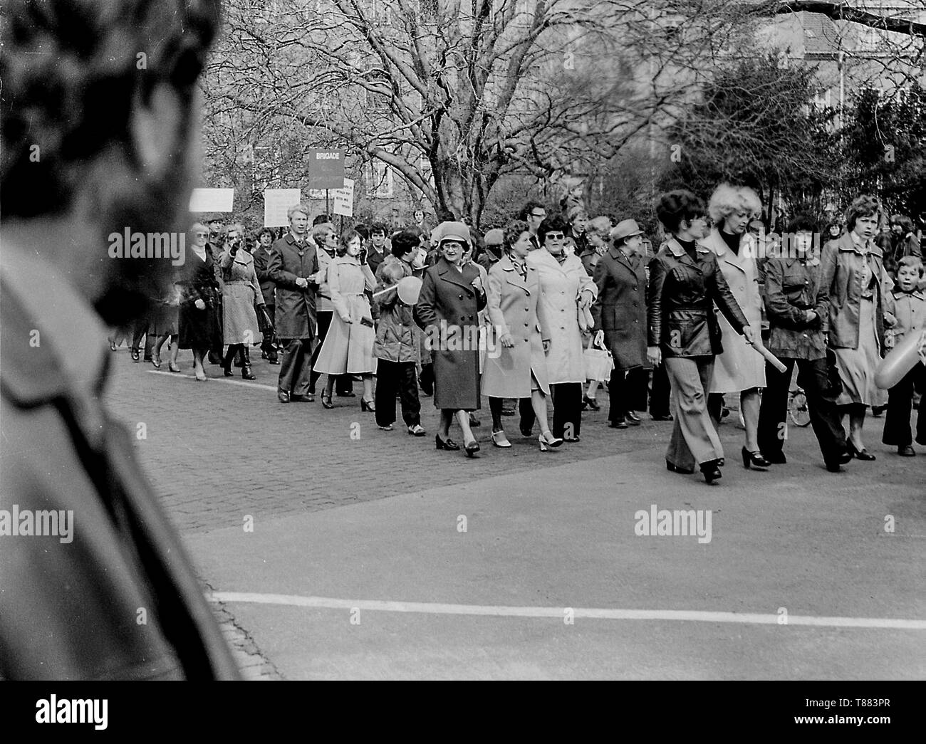 Roßlau, RDA, le 1 mai, 1979 - Un jour de mai mars démonstration dans les rues de Roßlau (Saxe-Anhalt) près de l'Ernst-Thälmann-Platz. Banque D'Images
