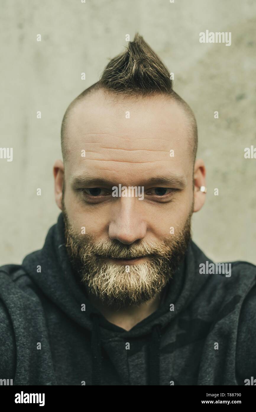 Smiling dude in close up, looking down Banque D'Images