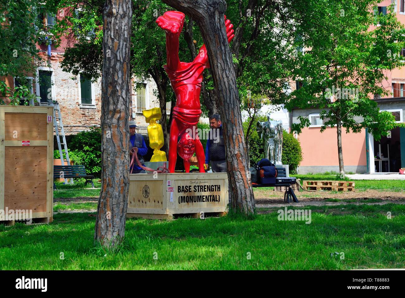 Venise, Italie. 58e Biennale d'Arte. Les œuvres de l'artiste américaine Carole Feuerman est arrivée aujourd'hui de Los Angeles à la Giardini della Marinaressa à Venise. Les travailleurs décompressé et placé les sculptures. Banque D'Images