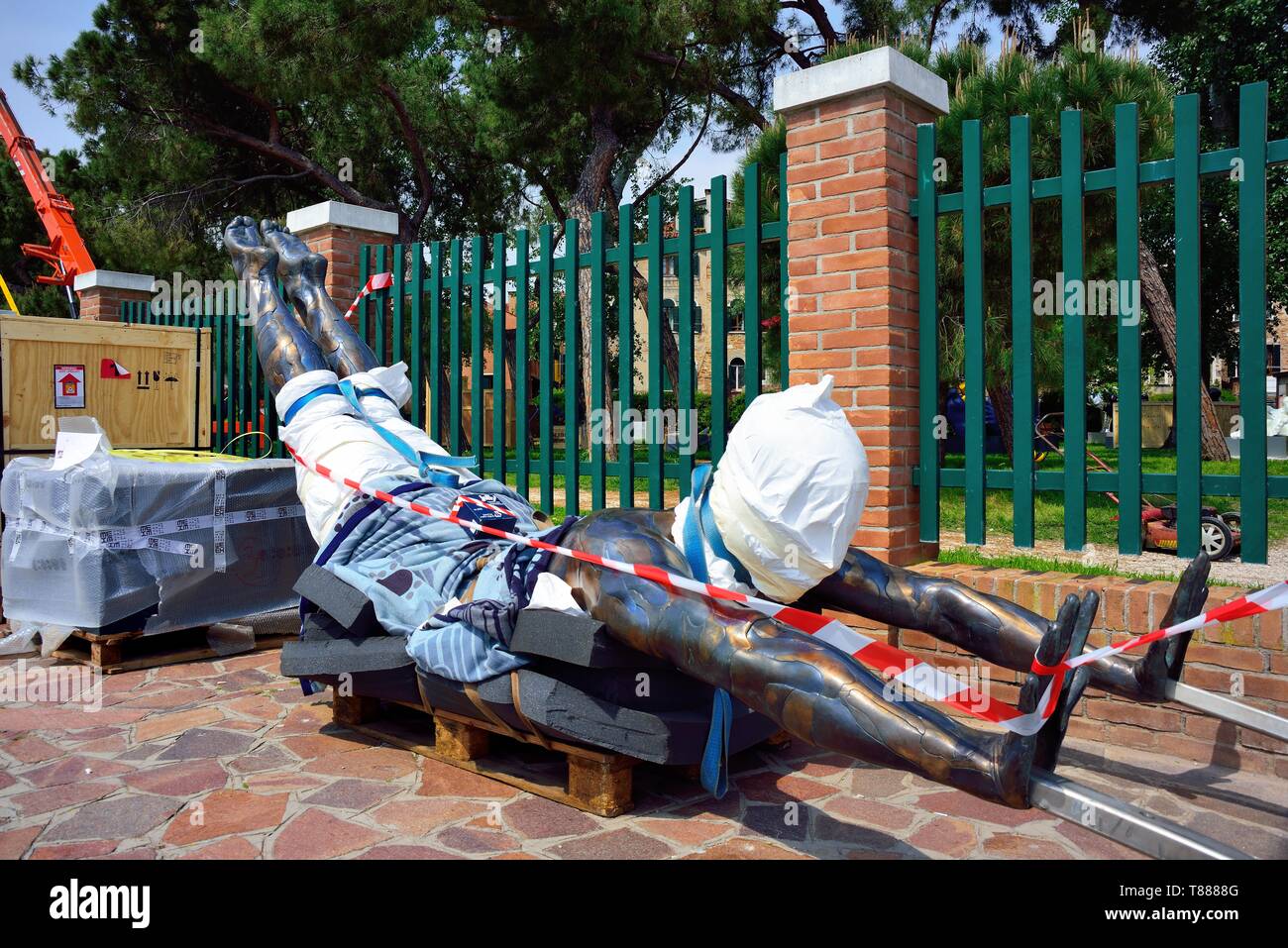 Venise, Italie. 58e Biennale d'Arte. Les œuvres de l'artiste américaine Carole Feuerman est arrivée aujourd'hui de Los Angeles à la Giardini della Marinaressa à Venise. Les travailleurs décompressé et placé les sculptures. Banque D'Images