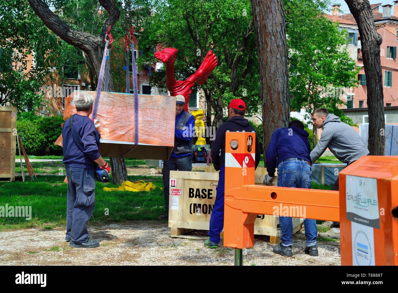 Venise, Italie. 58e Biennale d'Arte. Les œuvres de l'artiste américaine Carole Feuerman est arrivée aujourd'hui de Los Angeles à la Giardini della Marinaressa à Venise. Les travailleurs décompressé et placé les sculptures. Banque D'Images