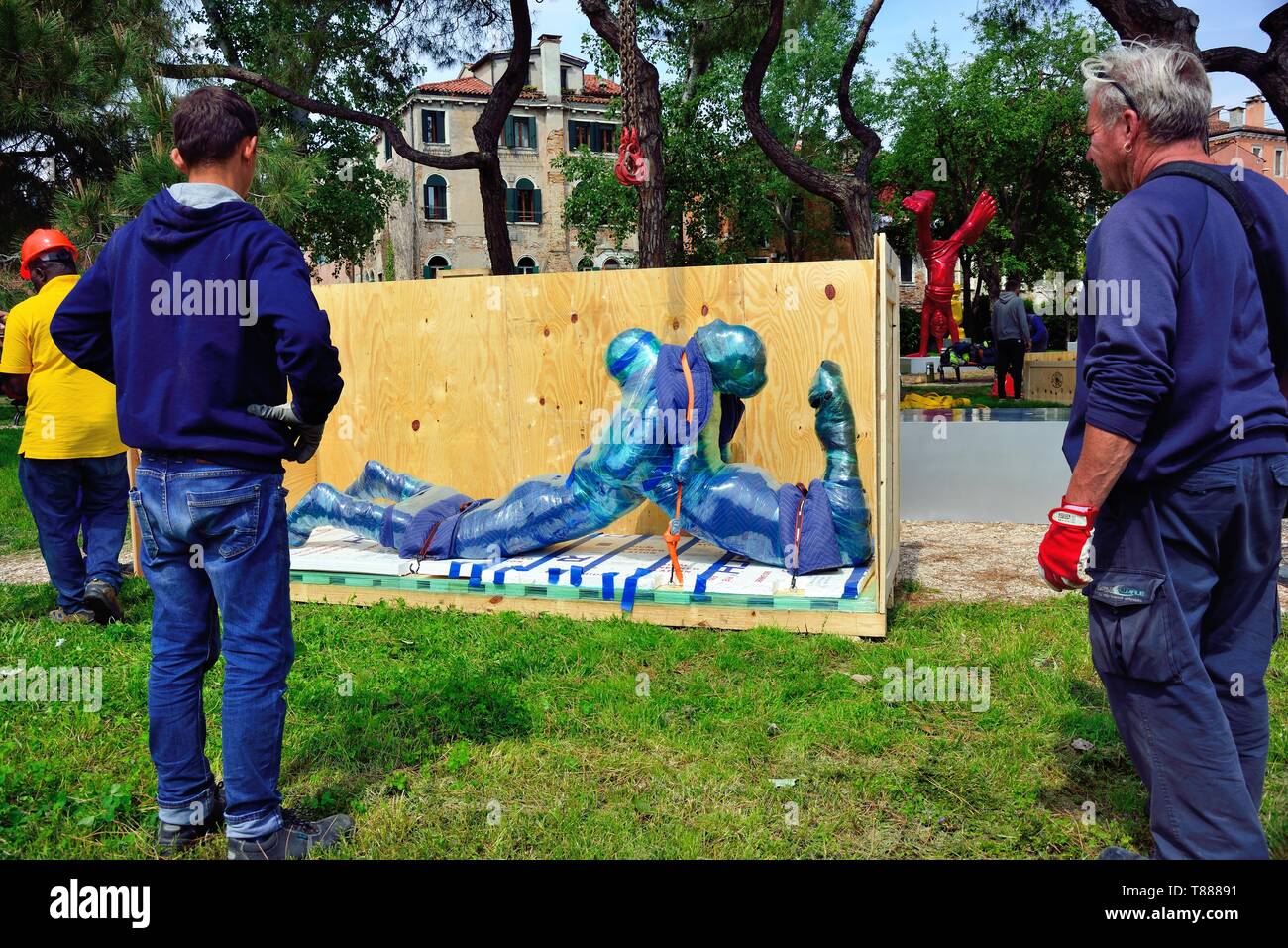 Venise, Italie. 58e Biennale d'Arte. Les œuvres de l'artiste américaine Carole Feuerman est arrivée aujourd'hui de Los Angeles à la Giardini della Marinaressa à Venise. Les travailleurs décompressé et placé les sculptures. Banque D'Images