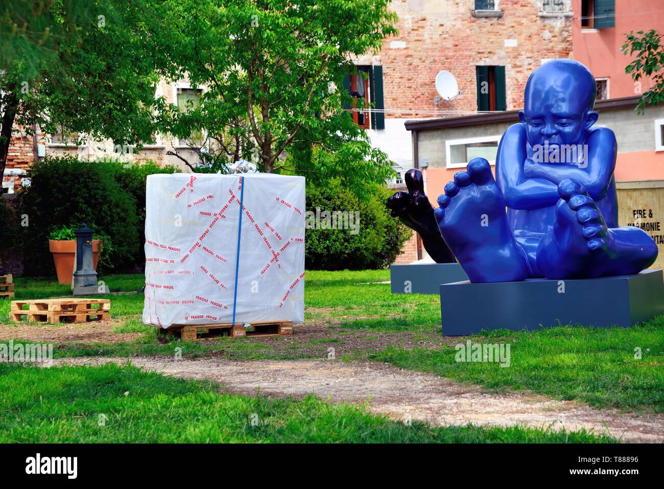 Venise, Italie. 58e Biennale d'Arte. Les œuvres de l'artiste américaine Carole Feuerman est arrivée aujourd'hui de Los Angeles à la Giardini della Marinaressa à Venise. Les travailleurs décompressé et placé les sculptures. Banque D'Images