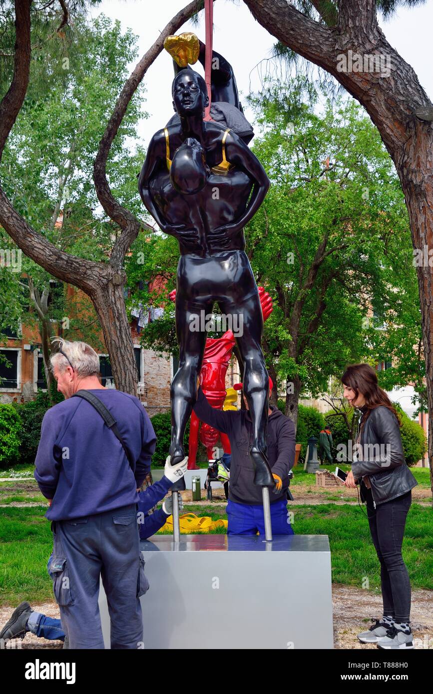 Venise, Italie. 58e Biennale d'Arte. Les œuvres de l'artiste américaine Carole Feuerman est arrivée aujourd'hui de Los Angeles à la Giardini della Marinaressa à Venise. Les travailleurs décompressé et placé les sculptures. Banque D'Images