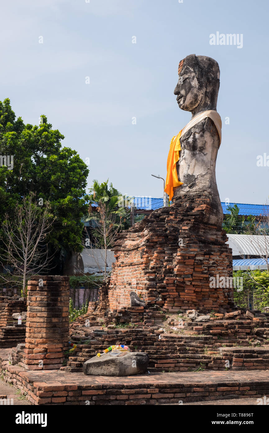 Statues de Bouddha au Temple de Wat Yai Chai Mongkol à Ayutthaya, près de Bangkok. Banque D'Images