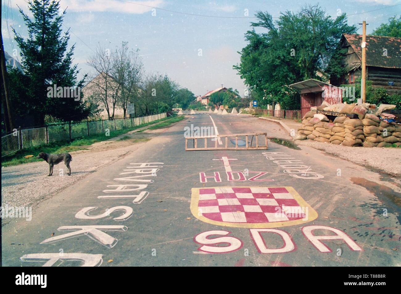 La ligne de front dans la ville de Moscenica dans l'ex-Yougoslavie pendant le conflit de 1991-1992 Photo par Adam Alexander Banque D'Images