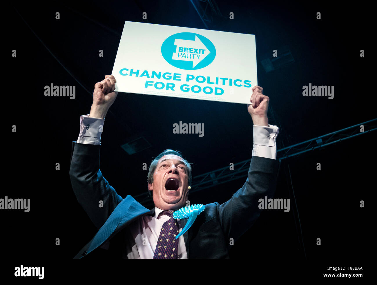 Brexit chef de parti Nigel Farage traite d'un rassemblement à l'Rainton Meadows Arena, tandis que sur la campagne électorale européenne trail à Durham. Banque D'Images