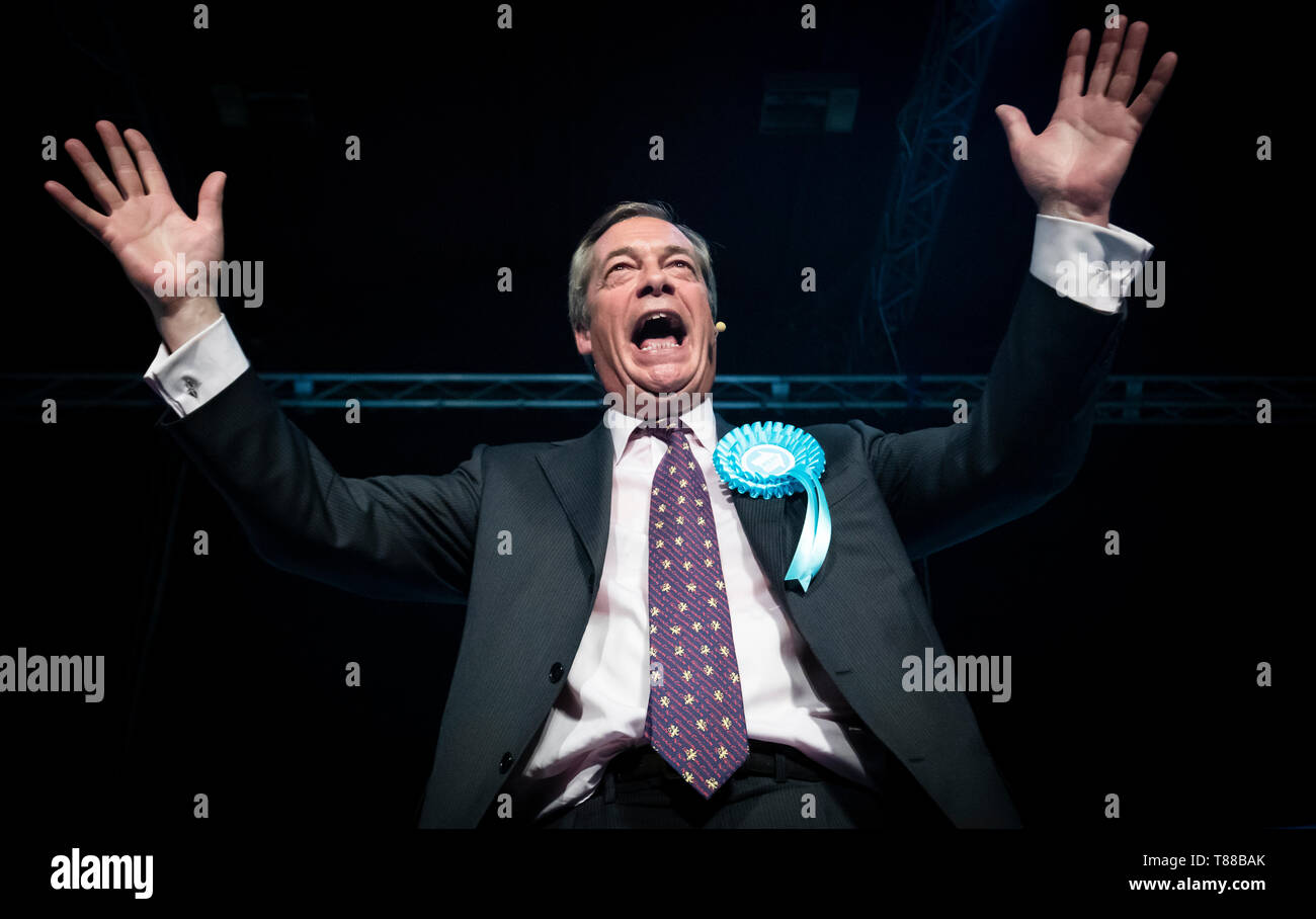 Brexit chef de parti Nigel Farage traite d'un rassemblement à l'Rainton Meadows Arena, tandis que sur la campagne électorale européenne trail à Durham. Banque D'Images