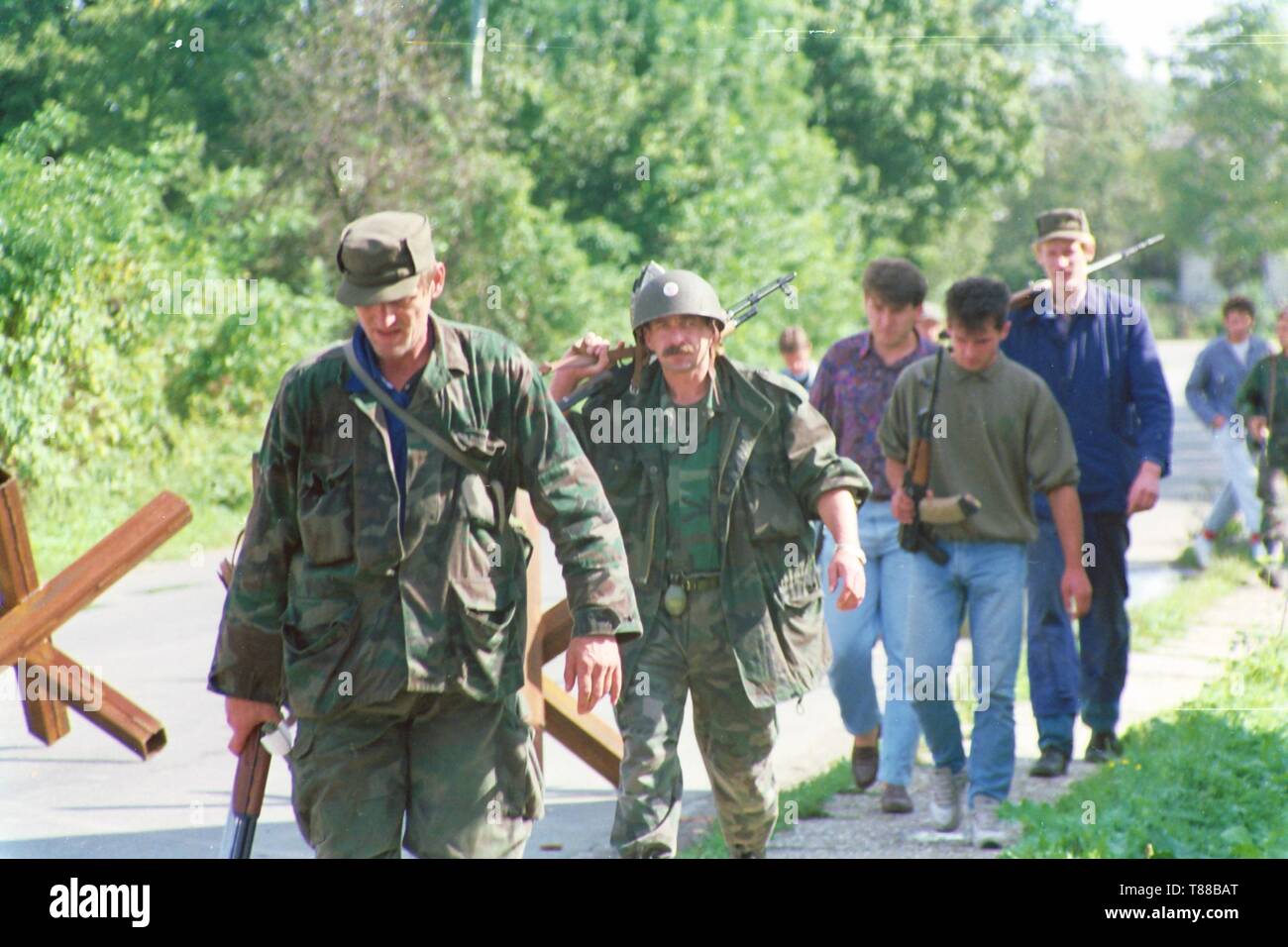 Les forces de défense croate et de bénévoles civils de retour de la première ligne pour la ville de Moscenica dans l'ex-Yougoslavie pendant le conflit de 1991-1992. Photo par Adam Alexander Banque D'Images