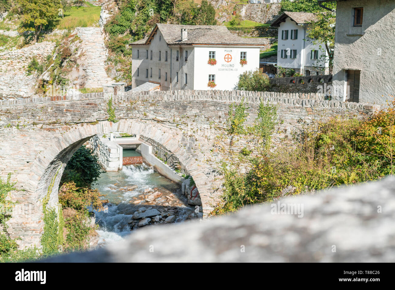 Pont sur la rivière Mera et vieux moulin Molino La, Promontogno, Maloja, canton des Grisons, Val Bregaglia, Suisse Banque D'Images