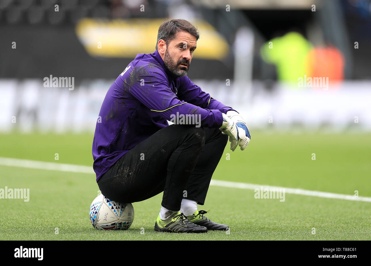 Derby County gardien Scott Carson se réchauffe avant le ciel parier Championship Play-off, demi-finale, première étape à Pride Park, Derby. Banque D'Images