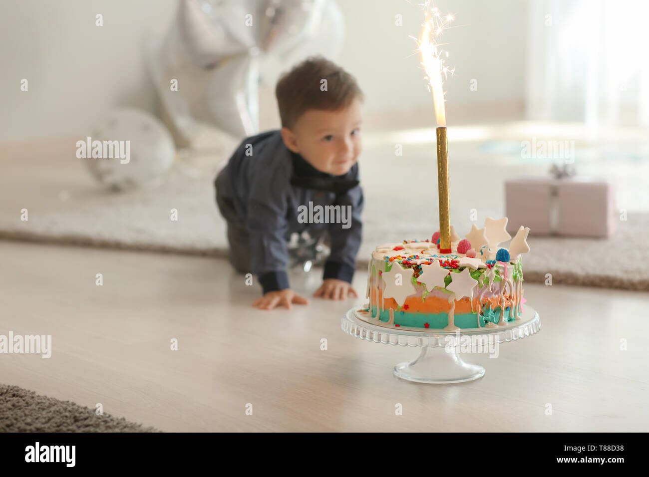 Delicieux Gateau D Anniversaire Avec Bougies D Artifice Pour L Adorable Petit Garcon Dans La Chambre Photo Stock Alamy
