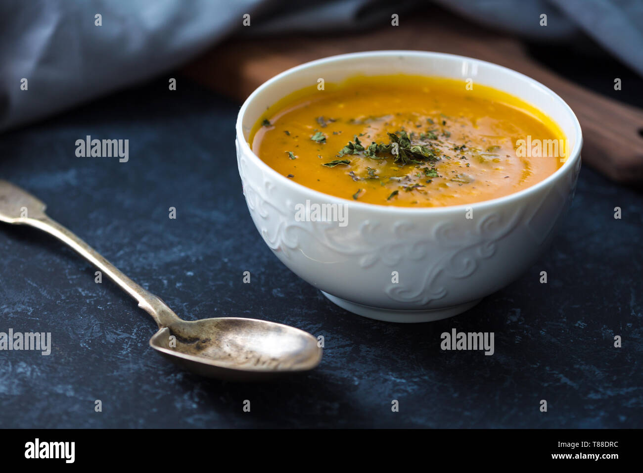 Crème de potiron soupe. Potage frais aux herbes sur un arrière-plan, le concept de l'automne. Aliments sains savoureux Banque D'Images