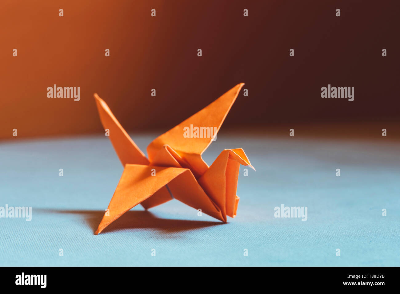 Origami Orange Bird, un oiseau en papier-origami. (Soft focus), le coussin  en tissu de couleur claire Photo Stock - Alamy