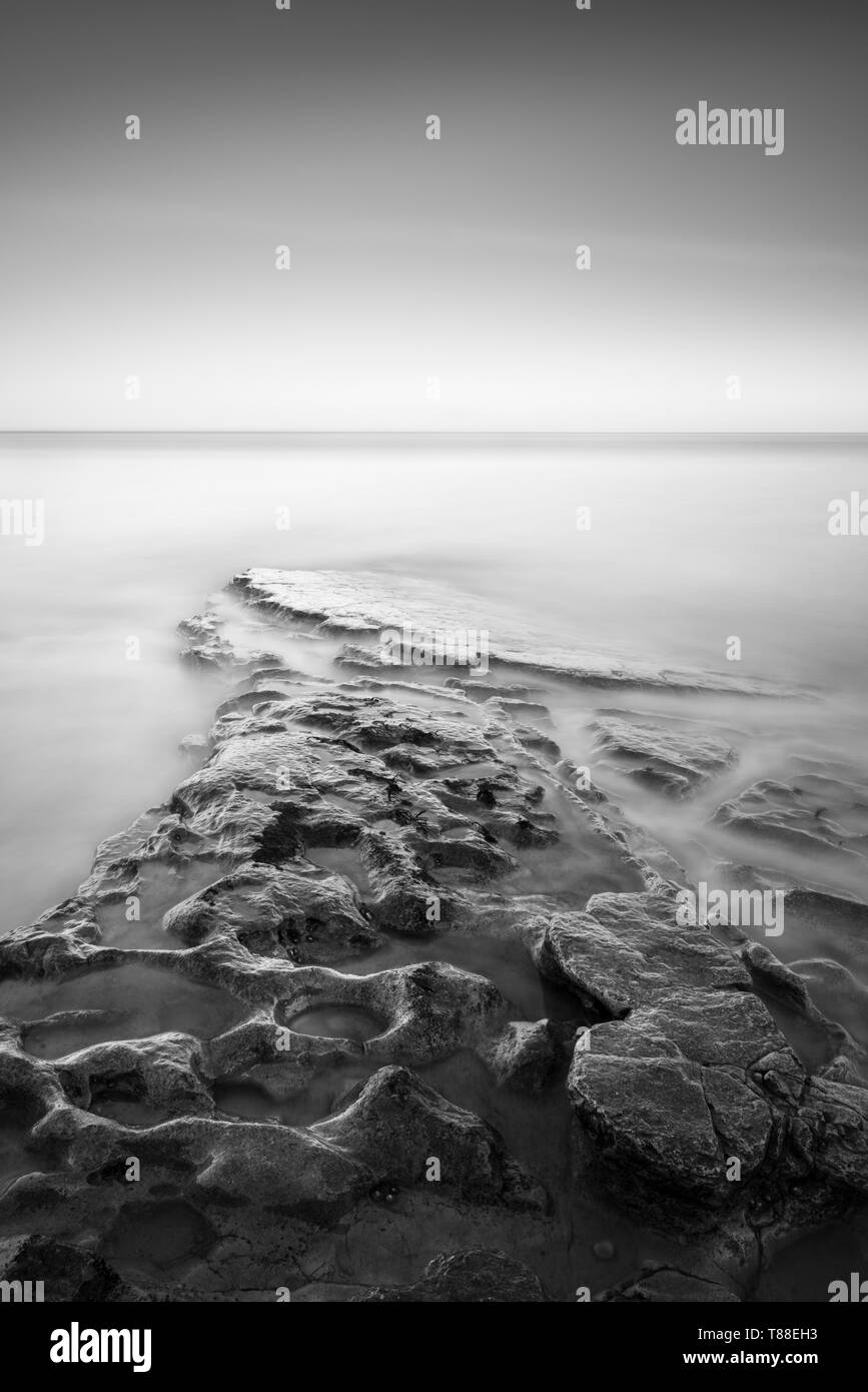 Au cours d'une journée et un hivers en longue exposition 'Art' shot de la roche au National Trusts Souter Phare sur la côte nord-est. Banque D'Images