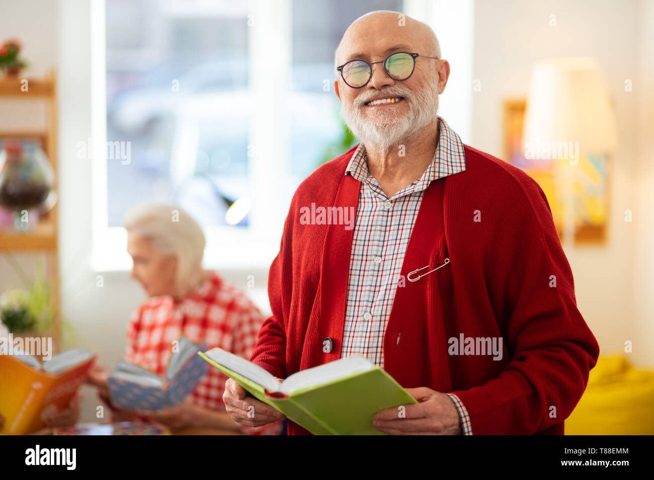 Heureux joyeux de homme debout avec un livre Banque D'Images