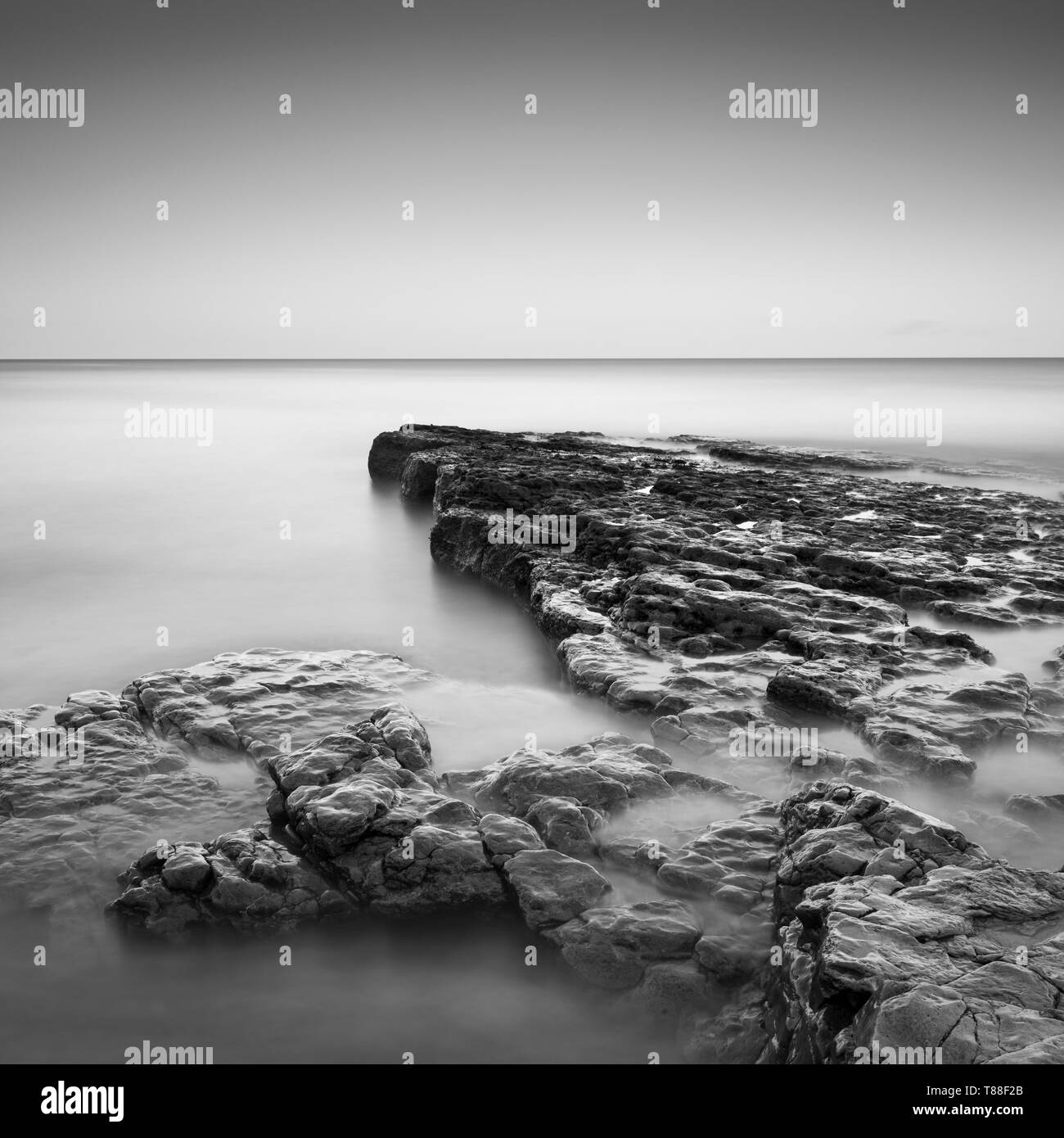 Au cours d'une journée et un hivers en longue exposition 'Art' shot de la roche au National Trusts Souter Phare sur la côte nord-est. Banque D'Images