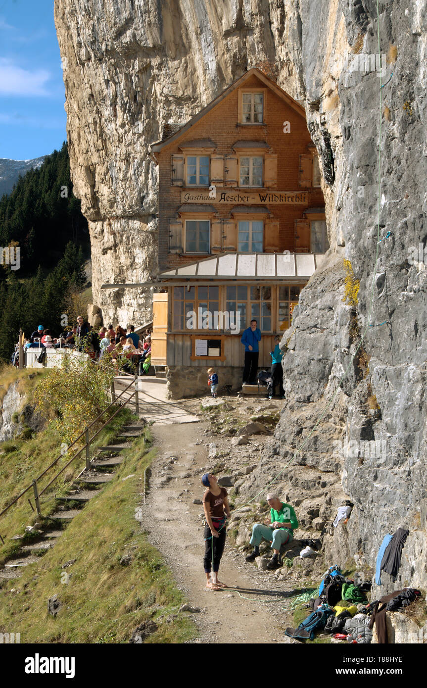 Les grimpeurs se sont réunis à la maison d''Äscher dans canton Appenzell Banque D'Images