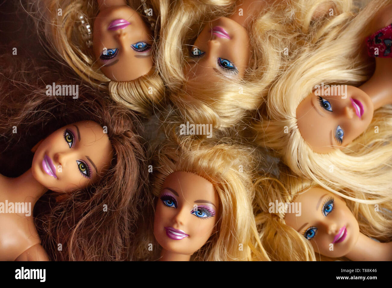 WOODBRIDGE, NEW JERSEY - 10 mai 2019 : une collection de divers 2000s era poupées Barbie avec un accent sur la tête Banque D'Images
