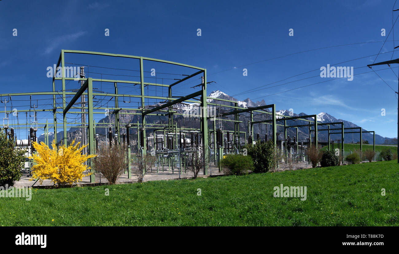 Station de commutation près de la gare principale de Sargans, avec le pic de l'Falknis en arrière-plan ; Alpes Suisses Banque D'Images