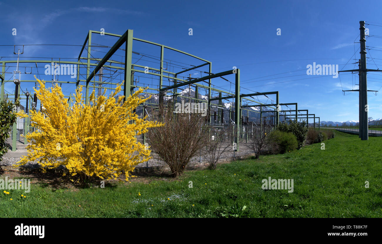 Station de commutation près de la gare principale de Sargans, avec le pic de l'Falknis en arrière-plan ; Alpes Suisses Banque D'Images