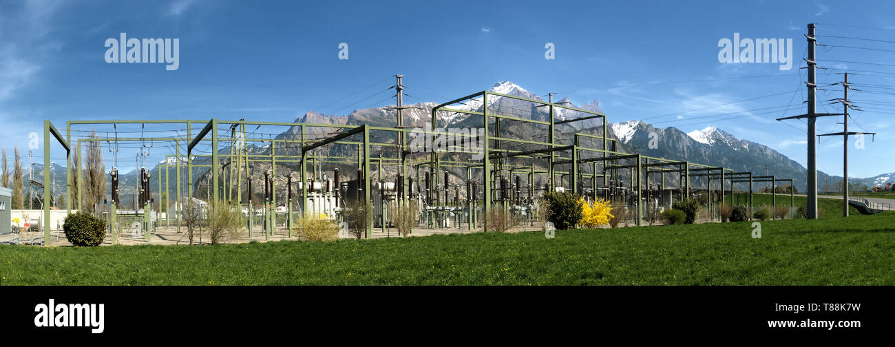 Station de commutation près de la gare principale de Sargans, avec le pic de l'Falknis en arrière-plan ; Alpes Suisses Banque D'Images