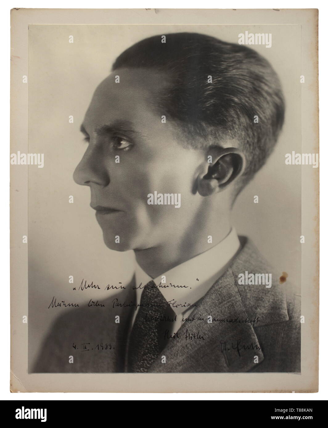 Joseph Goebbels - Friedrich-Karl Florian Portrait avec dévouement. Photographie grand format avec dévouement d'encre (tr.) "plus de substance que l'apparence. À mon cher camarade parti Florian avec cordiales salutations et dans l'amitié, Heil Hitler le Dr Goebbels 4.II.1933'. Foxed, taille 32 x 41 cm., historique, historique du 20e siècle, années 1930, NS, le National-socialisme, le Nazisme, Troisième Reich, l'Empire allemand, l'Allemagne, l'allemand, Parti national-socialiste, Nazi, période nazie, le fascisme, Editorial-Use-seulement Banque D'Images