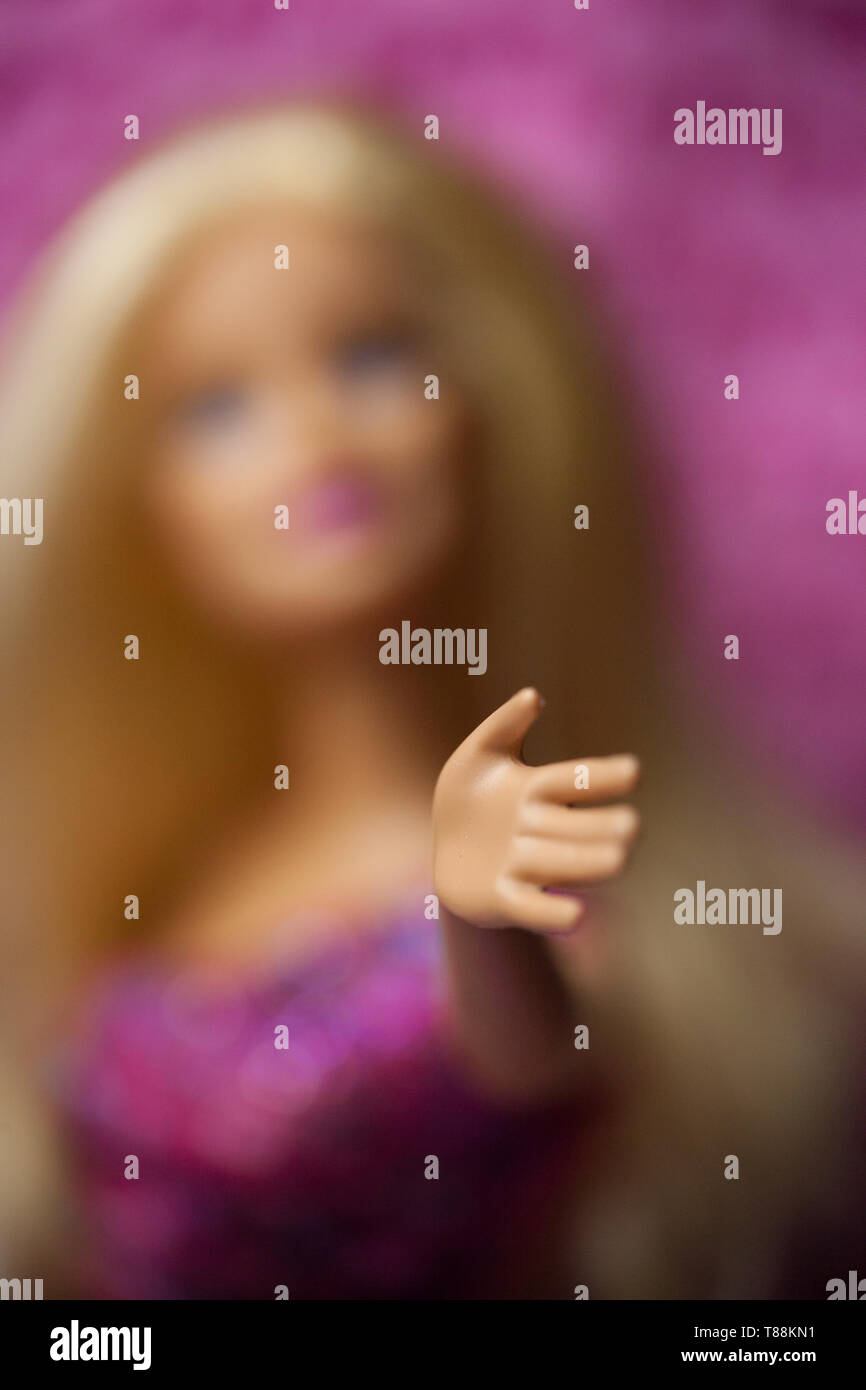 WOODBRIDGE, NEW JERSEY - 10 mai 2019 : une poupée Barbie ère 2000s est vu avec un accent sur sa main Banque D'Images