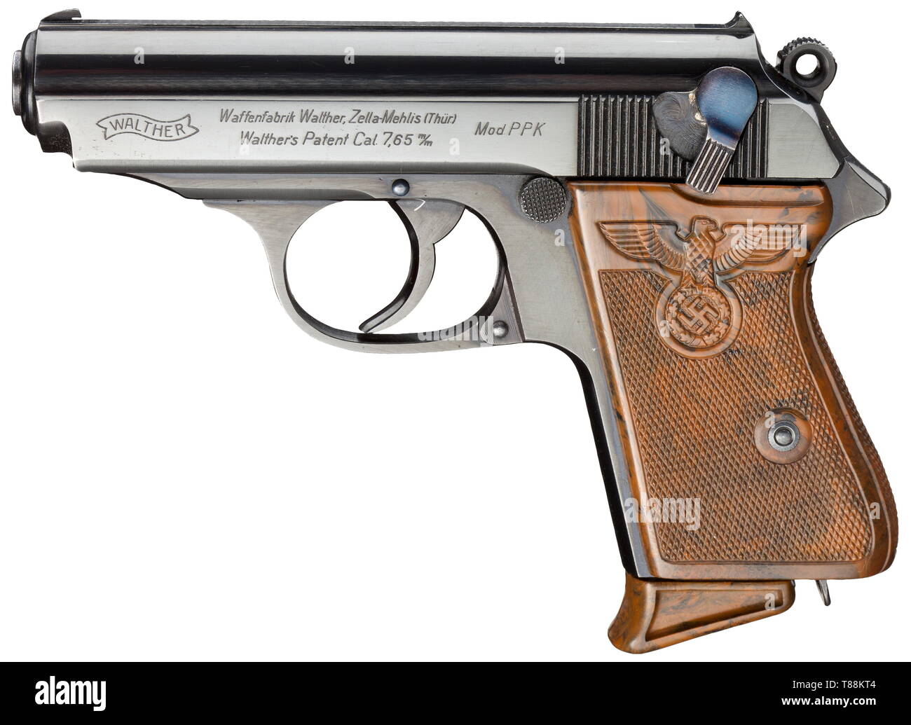 Un Walther PPK ZM, PL - 'Ehrenwaffe des politischen Leiters', complet avec boîte en carton d'origine non numérotée, insérez le baril, PL-étui et courroie avec bandoulière. Cal. 7,65 mm, no. 178210K. Alésage comme un miroir. La preuve de la couronne/N. Fabriqué au début de 1939. Inscription Standard. Original, complet, très bleu-noir finition polie. Les petites pièces bleu. Original, poignée en plastique brun tacheté de bord avec grande partie blanche de chaque côté, en haut à droite fissure. Magazine correct avec l'extension. Vient avec 1. le nombre d'équivalence 20e, Additional-Rights Clearance-Info-Not-Available- Banque D'Images