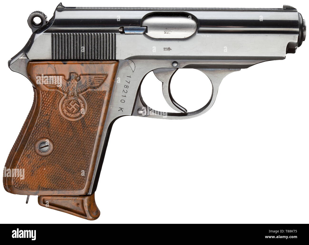 Un Walther PPK ZM, PL - 'Ehrenwaffe des politischen Leiters', complet avec boîte en carton d'origine non numérotée, insérez le baril, PL-étui et courroie avec bandoulière. Cal. 7,65 mm, no. 178210K. Alésage comme un miroir. La preuve de la couronne/N. Fabriqué au début de 1939. Inscription Standard. Original, complet, très bleu-noir finition polie. Les petites pièces bleu. Original, poignée en plastique brun tacheté de bord avec grande partie blanche de chaque côté, en haut à droite fissure. Magazine correct avec l'extension. Vient avec 1. le nombre d'équivalence 20e, Additional-Rights Clearance-Info-Not-Available- Banque D'Images