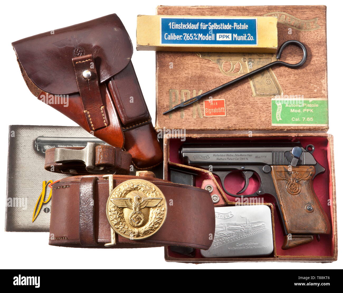 Un Walther PPK ZM, PL - 'Ehrenwaffe des politischen Leiters', complet avec boîte en carton d'origine non numérotée, insérez le baril, PL-étui et courroie avec bandoulière. Cal. 7,65 mm, no. 178210K. Alésage comme un miroir. La preuve de la couronne/N. Fabriqué au début de 1939. Inscription Standard. Original, complet, très bleu-noir finition polie. Les petites pièces bleu. Original, poignée en plastique brun tacheté de bord avec grande partie blanche de chaque côté, en haut à droite fissure. Magazine correct avec l'extension. Vient avec 1. le numéro correspondant, , Additional-Rights Clearance-Info-Not-Available- Banque D'Images