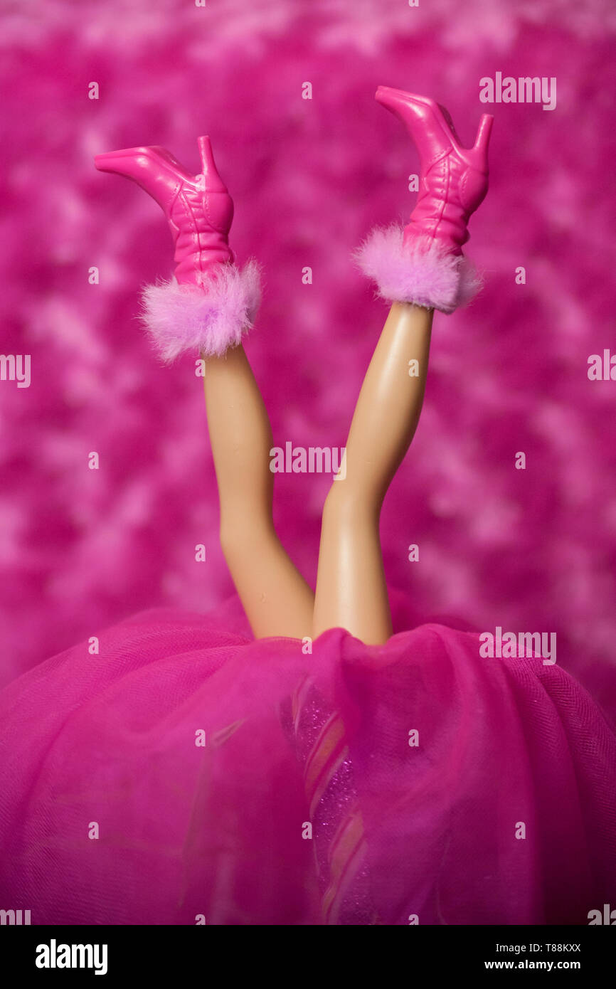 WOODBRIDGE, NEW JERSEY - 10 mai 2019 : une poupée Barbie ne un ATR de montrer ses bottes à talon haut rose avec des manches fourrure Banque D'Images