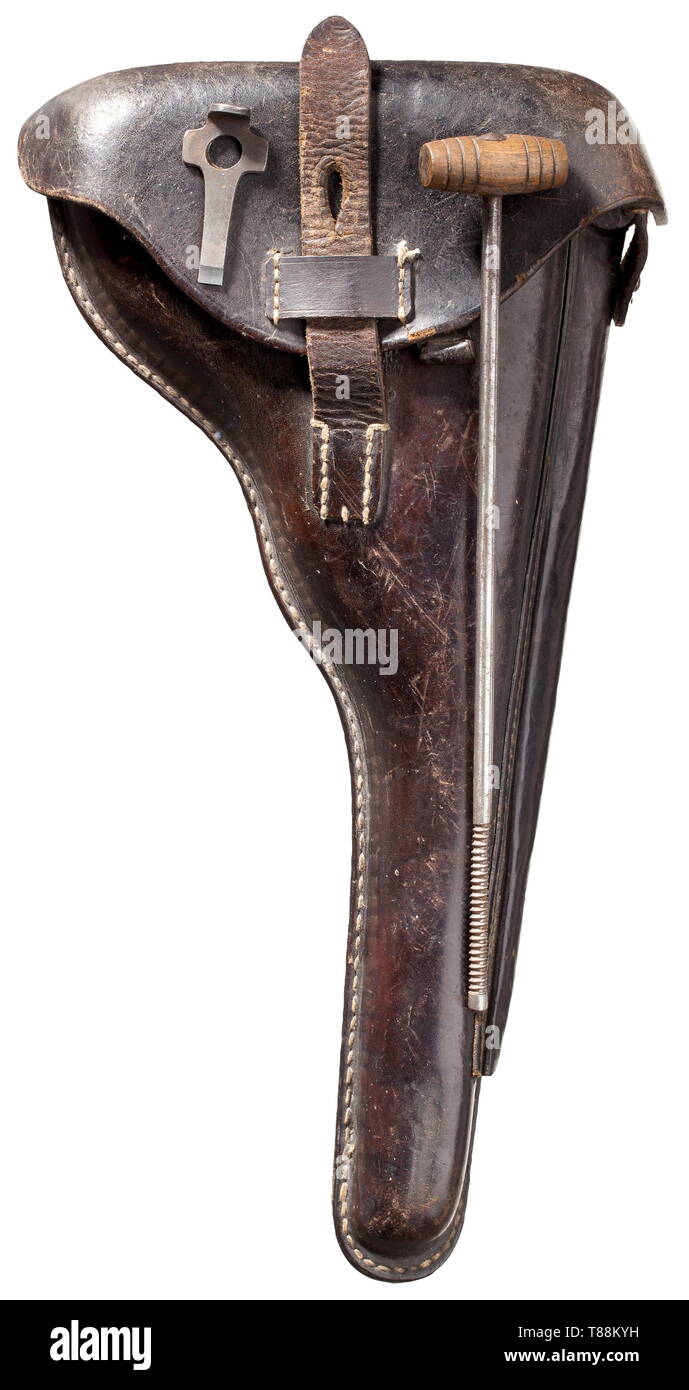 Un Long Pistol 08 DWM 1917, avec étui Cal. 9 mm parabellum, no 155 l. Les numéros correspondants y compris percuteur. Matt légèrement l'alésage. Différentes marques d'acceptation impériale. Vue arrière tangent à l'échelle 1 - 8. Bleuissage originale complète, partiellement fin et repéré. Et opérationnels de petites pièces de couleur jaune et bleu. Poignée en hêtre panneaux sans S/N. Presque neuf feuilles de métal nickelé magazine avec socle en bois, fait à être correspondant. Vient avec un peu usé en cuir brun-noir étui, fabricant 'C. Billep GmbH Berlin 1917". Sangle de tirage et points de , Additional-Rights Clearance-Info-Not-Available- Banque D'Images