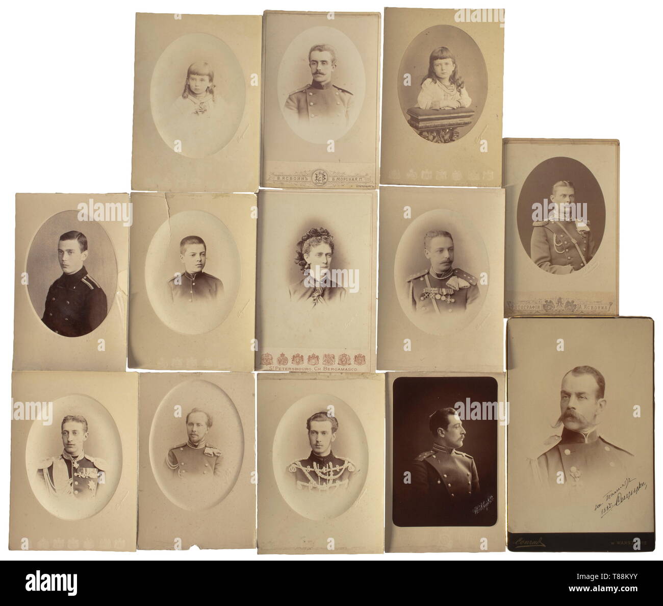 Cadeau de 13 photos de la famille impériale russe et de leurs connaissances, entre 1880 - 1910 Photo de Grand-duc Nikolaï Nikolaïevitch le jeune, en relief sur la partie inférieure gauche avec le nom du photographe 'Bergamasco'. Photo du Grand-duc Konstantin Konstantinovitch, gravé sur la partie inférieure gauche avec le nom du photographe 'Bergamasco'. Photo du Grand-duc Alexeï Mikhaïlovitch ( ?), en relief sur la partie inférieure gauche avec le nom du photographe 'Bergamasco', dog ear au top. Également dix autres photos de grands ducs, princes et barons. Des signes de vieillissement. Par Additional-Rights Clearance-Info,--Not-Available Banque D'Images