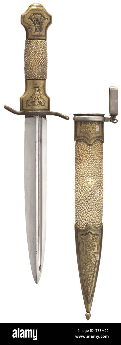 Une fédération de kinjal avec incrustations d'argent, Zlatoust, vers 1900 arme à double lame avec Fuller des deux côtés. Poignée en laiton avec incrustations d'argent ciselé et gravé, décor floral. Pièce de jonction faite de ray la peau. Le fourreau fabriqués en suite. Longueur 34,5 cm., historique, historique du 20e siècle, Additional-Rights Clearance-Info-Not-Available- Banque D'Images