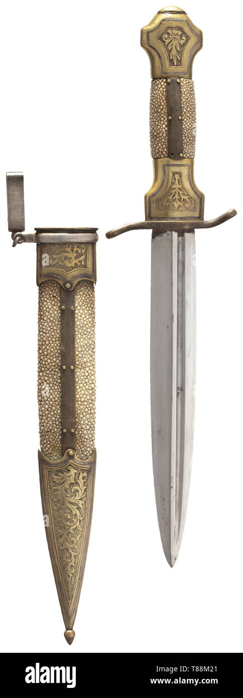 Une fédération de kinjal avec incrustations d'argent, Zlatoust, vers 1900 arme à double lame avec Fuller des deux côtés. Poignée en laiton avec incrustations d'argent ciselé et gravé, décor floral. Pièce de jonction faite de ray la peau. Le fourreau fabriqués en suite. Longueur 34,5 cm., historique, historique du 20e siècle, Additional-Rights Clearance-Info-Not-Available- Banque D'Images